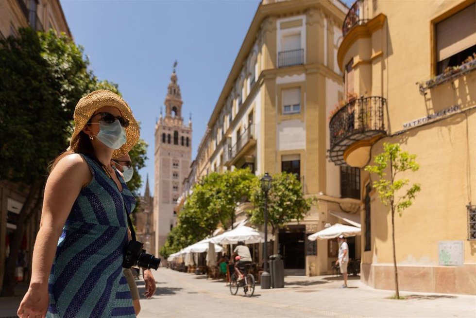 Archivo - Turistas pasean por el centro de Sevilla (archivo).