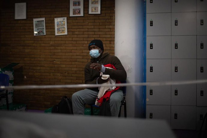 Archivo - Una persona sin hogar en el gimnasio social Sant Pau, a 28 de abril de 2021, en Barcelona, Catalunya, (España). 