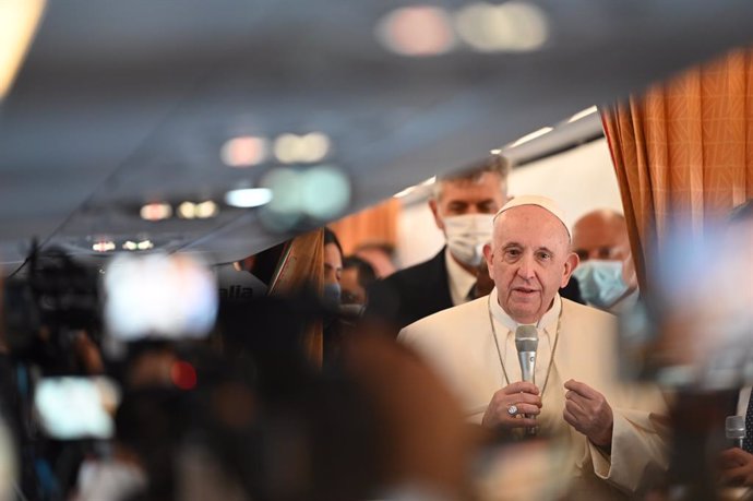 12 September 2021, ---: Pope Francis (C)speaks to journalists on the plane as he starts his four-day trip to Hungary and Slovakia to attend the closing Mass of the 52nd International Eucharistic Congress, which is meeting in Budapest. Francis begins hi