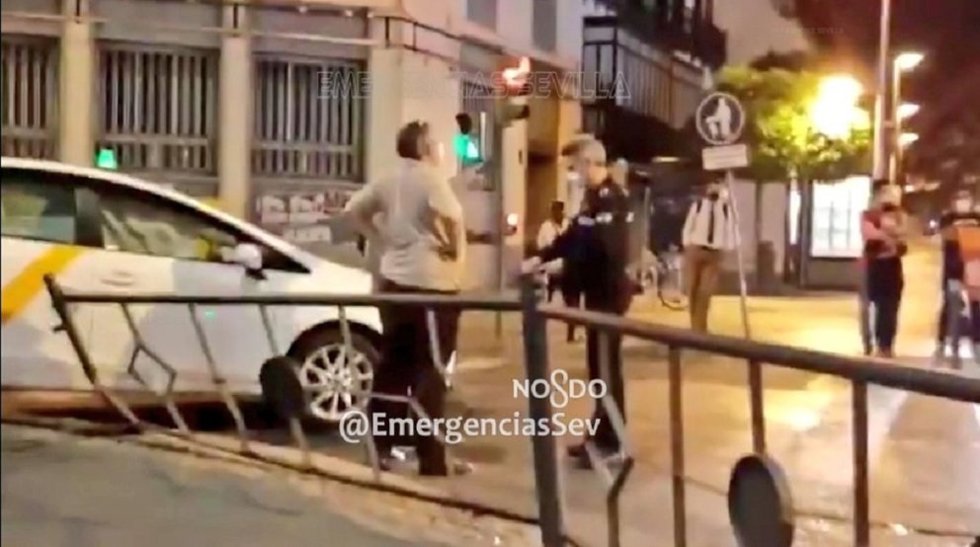 Escena del accidente provocado por el detenido contra un taxi