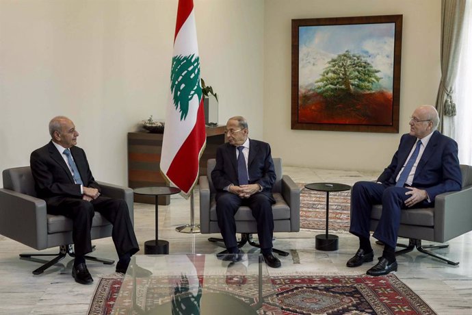 HANDOUT - 10 September 2021, Lebanon, Baabda: Lebanese Prime Minister Najib Mikati (R) speaks with Lebanese President Michel Aoun (L) and Nabih Berri, Speaker of the Parliament, during a meeting after signing the decree forming the long-awaited governme