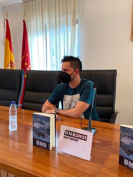 El almeriense José Piqueras gana el premio de novela negra BMB 2021 con 'Senderos tras la niebla' y recibe el galardón en el festival cultural de Bossst (Lleida). En Lleida, a 12 de septiembre de 2021.