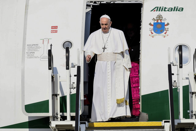12 September 2021, Slovakia, Bratislava: Pope Francis disembarks the plane upon arrival at Bratislava airport. Photo: Pavel Neubauer/TASR/dpa