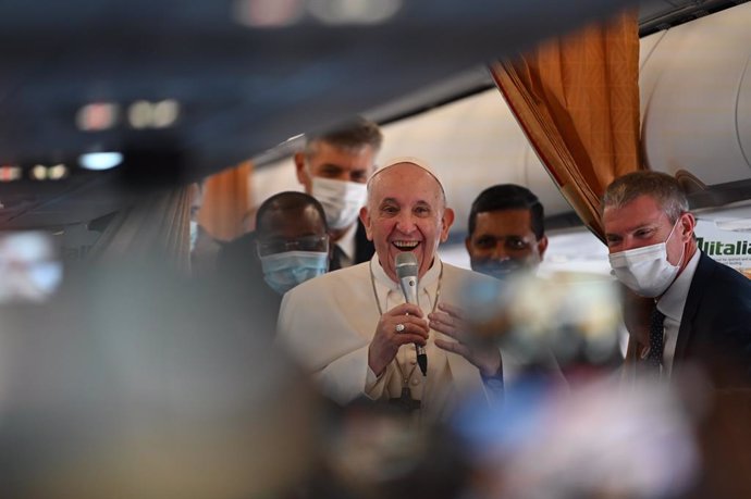 12 September 2021, ---: Pope Francis (C)speaks to journalists on the plane as he starts his four-day trip to Hungary and Slovakia to attend the closing Mass of the 52nd International Eucharistic Congress, which is meeting in Budapest. Francis begins hi