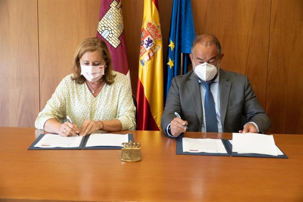 La consejera de Educación, Rosa Ana Rodríguez, y por el rector de la Universidad de Castilla-La Mancha, Julián Garde.
