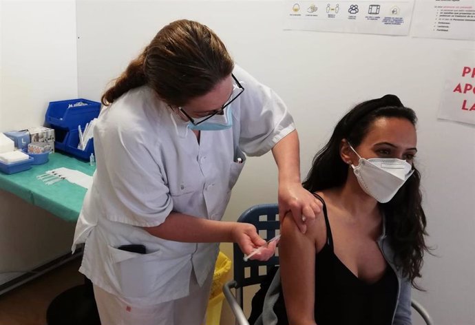 Archivo - Una enfermera vacuna a una mujer contra el Covid-19