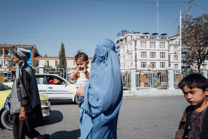 Una mujer con burka en Mazar e Sharif