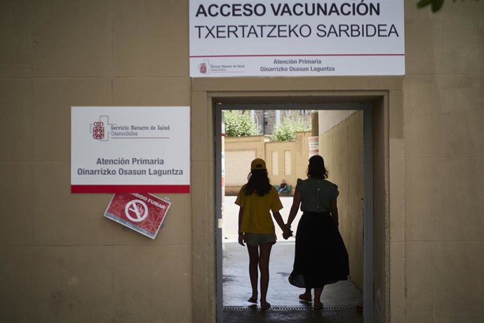 Entrada del punto de vacunación contra la Covid en el antiguo colegio de Maristas, en Pamplona