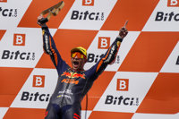 Raúl Fernández arrasa en Moto2 y García Dols anula el error de Acosta en Moto3