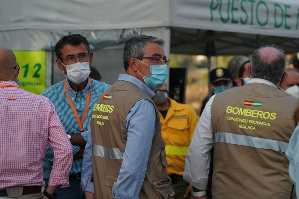 Francisco Salado, presidente de la Diputación, en el puesto de mando avanzado en Estepona debido al incendio forestal en Sierra Bermeja
