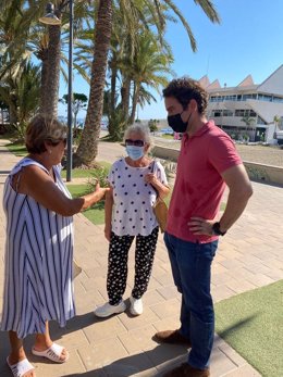 El secretario general del PP, Teodoro García, visita el Mar Menor, en donde ha mantenido un encuentro con los promotores de la ILP