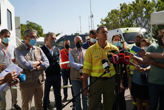 Alejandro García, subdirector del COR y director de Extinción del incendio, quien ha comparecido junto a los consejeros de Presidencia y de Agricultura; y el subdelegado del Gobierno en Málaga, Javier Salas