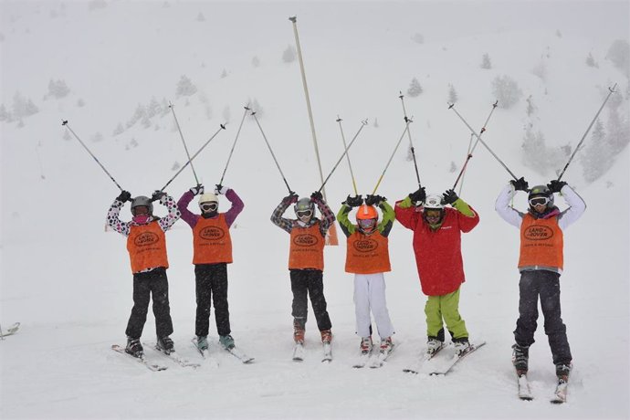 Archivo - Escolares de la campaña de esquí  de la DPH