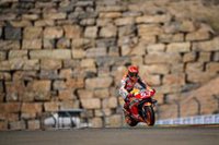 Bagnaia resiste el asedio de Márquez y se estrena en MotoGP