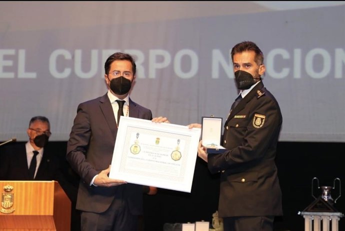 La Policía Nacional recibiendo la Medalla de Honor del Ayuntamiento de El Ejido