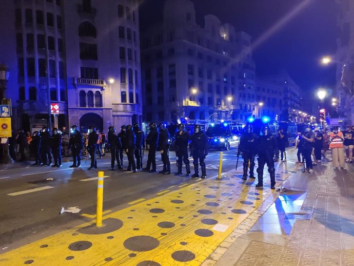 Els Mossos dispersen als concentrats davant la Prefectura de Policia en Barceona, que els increpen i llancen objectes durant la Diada