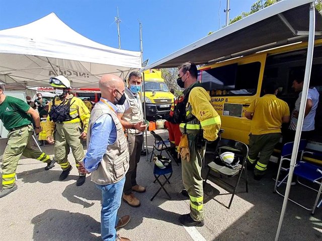 El delegado del Gobierno, Pedro Fernández, en el puesto de mando avanzado con efectivos de la UME y de las Brigadas de Refuerzo en Incendios Forestales (BRiF) del Miteco
