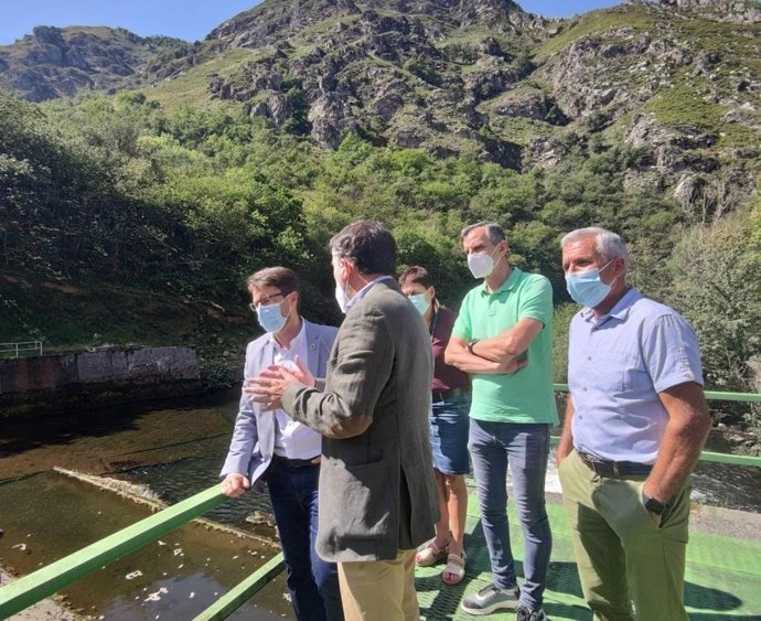 Visita a Rioseco donde EDP prevé desarrollar una minicentral hidráulica.