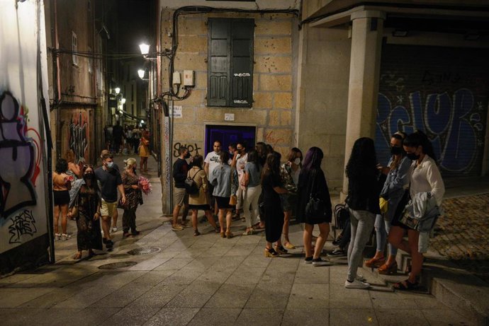 Archivo - Varias personas en ambiente festivo en el centro de Ourense, a 10 de julio de 2021, en Ourense, Galicia (España). El ocio nocturno en Galicia vive este fin de semana su segunda reapertura al público. Esta medida solo se produce en municipios c