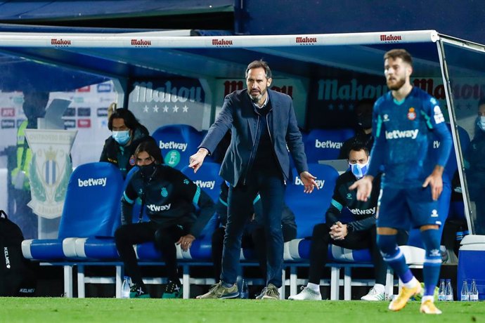 Archivo - Vicente Moreno, head coach of Espanyol, gestures during the spanish second league, Liga SmartBank, football match played between CD Leganes and RCD Espanyol de Barcelona at Butarque stadium on november 26, 2020, in Leganes, Madrid, Spain