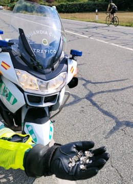 Chinchetas arrojadas en la N-135