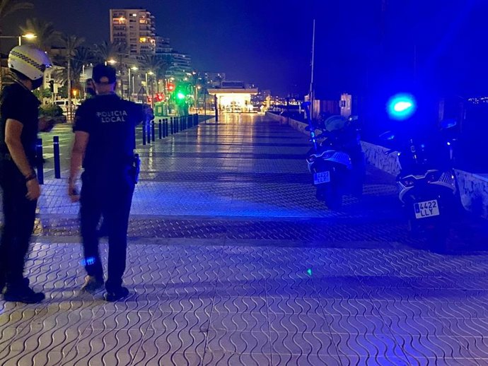 Archivo - Vigilancia policial en el paseo marítimo de El Campello