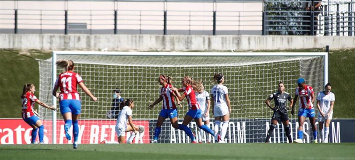 Deyna Castellanos celebra su gol en el derbi Real Madrid-Atlético de Madrid de la Primera Iberdrola 2021-2022