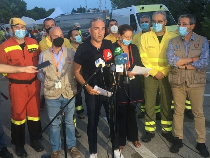 El consejero de la Presidencia, Elías Bendodo, atiende a los medios en Estepona en el PMA