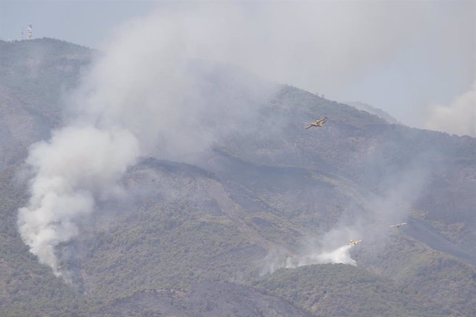 Los medios aéreos y terrestres luchando contra el incendio en Sierra Bermeja, que se declaró este pasado miércoles y sigue activo. 