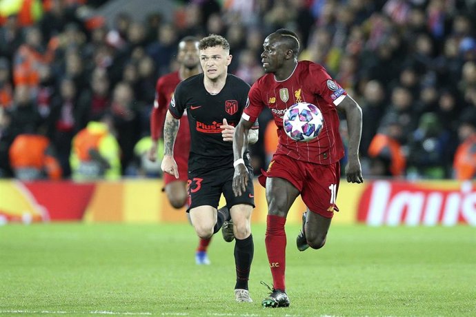 Archivo - Sadio Mané conduce la pelota ante Trippier en el Liverpool-Atlético de 1/16 de la Liga de Campeones 2019-2020