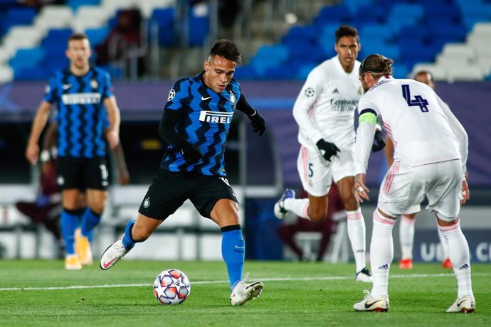 Archivo - Lautaro Martínez intenta disparar a puerta en el Real Madrid-Inter de la Liga de Campeones 2020-2021