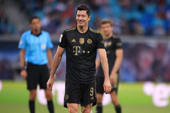Robert Lewandowski sonríe durante un partido del Bayern