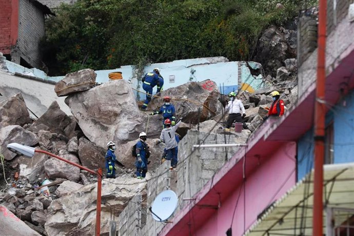 12 September 2021, Mexico, Tlalnepantla de Baz: Rescue workers search for missing people after a landslide in the Chiquihuite hill in the Tlalnepantla in Mexico. Photo: -/El Universal via ZUMA Press Wire/dpa