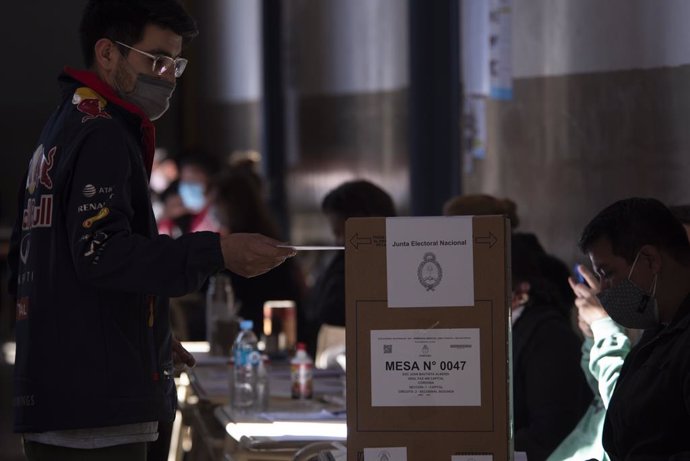 12 September 2021, Argentina, Cordoba Capital: A man casts his vote at the Primary legislative elections inside a polling station. Photo: Daniel Bustos/ZUMA Press Wire/dpa