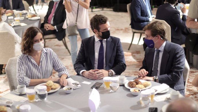 (I-D) La presidenta de la Comunidad de Madrid, Isabel Díaz Ayuso; el presidente del Partido Popular, Pablo Casado, y el alcalde de Madrid, José Luis Martínez-Almeida, conversan durante un desayuno informativo del Fórum Europa, organizado por Nueva Econo