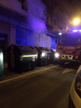 Un contenedor quemado en Pamplona.