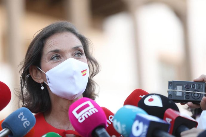 La ministra de Industria, Turismo y Comercio, Reyes Maroto, ofrece declaraciones a los medios al acudir al acto de presentación oficial del parque temático de Puy du Fou, a 10 de septiembre de 2021, en Toledo, Castilla - La Mancha (España). Toledo acoge