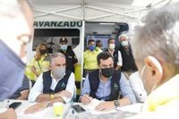 Moreno envía ánimo a los medios que "siguen luchando palmo a palmo" contra el incendio "devastador" de Sierra Bermeja
