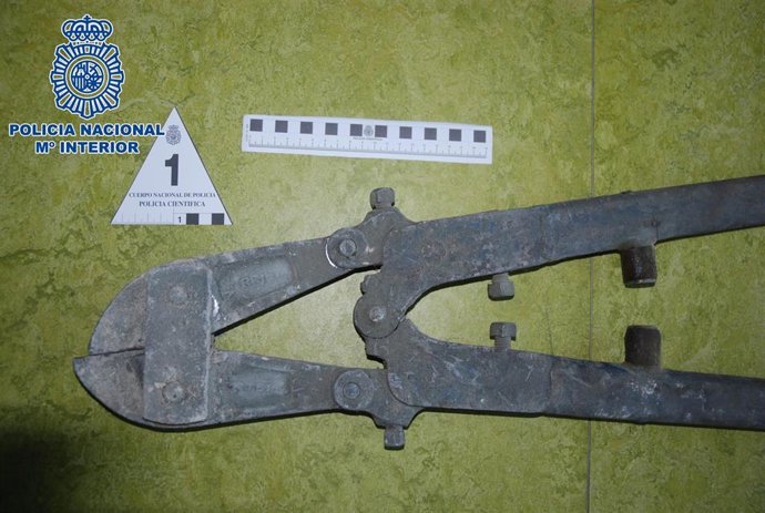 Una cizalla que usaron los ladrones en el robo