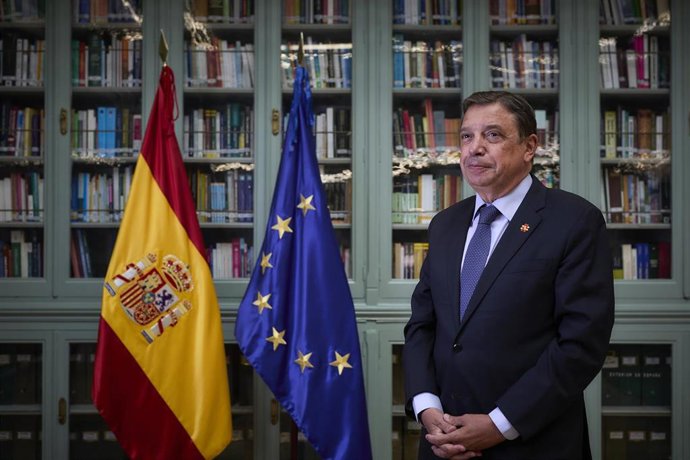 El ministro de Agricultura, Pesca y Alimentación, Luis Planas, posa después de una entrevista para Europa Press, en la sede del ministerio, a 26 de agosto de 2021, en Madrid (España).