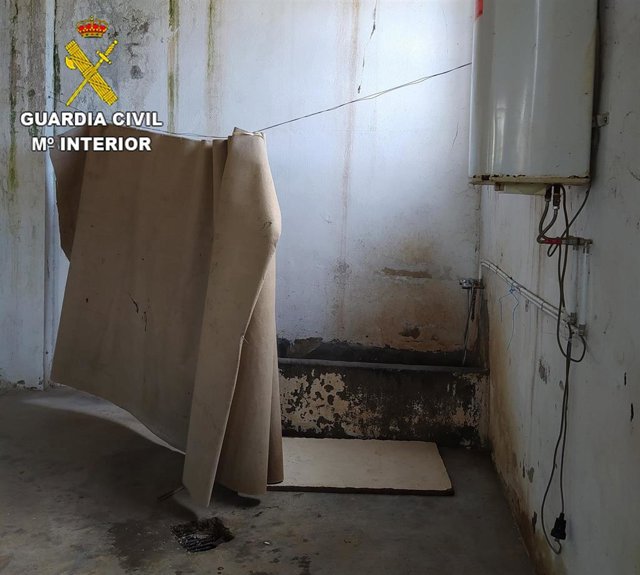 Nave donde vivían 25 personas en pésimas condiciones en Santa Cruz de la Zarza.