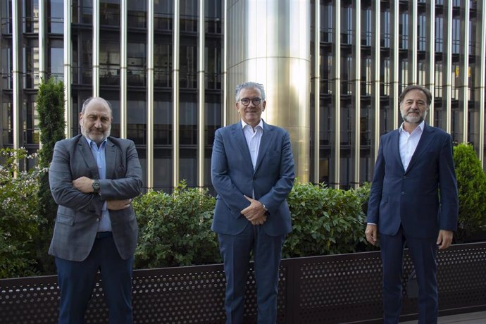 De izquierda a derecha: el presidente de Auren Consultores, Javier Cantera; el consejero delegado de The Silver Economy Company, Juan Carlos Alcaide, y el presidente de Auren, Mario Alonso.