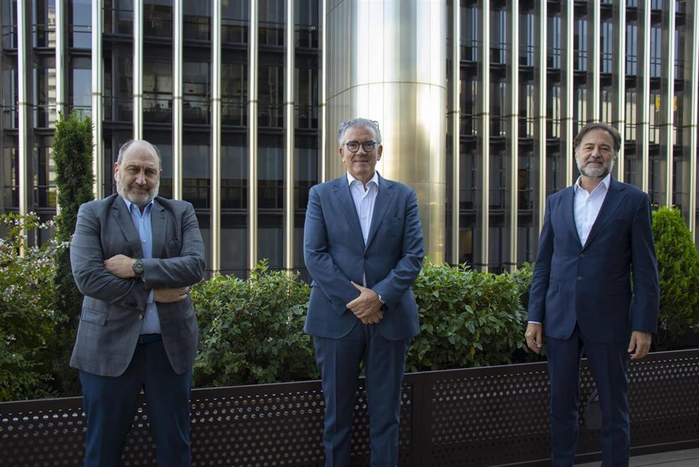 De izquierda a derecha: el presidente de Auren Consultores, Javier Cantera; el consejero delegado de The Silver Economy Company, Juan Carlos Alcaide, y el presidente de Auren, Mario Alonso.