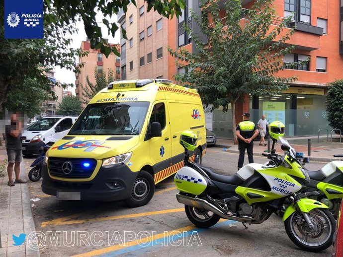 Efectivos sanitarios y de Policía Local atienden a la conductora de un ciclomotor tras sufrir un accidente