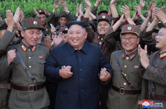 Archivo - HANDOUT - 07 August 2019, North Korea, ---: North Korean leader Kim Jong-un (C) celebrates with North Korean soldiers after watching the firing of new-type tactical guided missiles. Kim said this week's missile launches were an "adequate warni