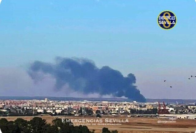 Humo originado tras el incendio de una nave de reciclados de Alcalá