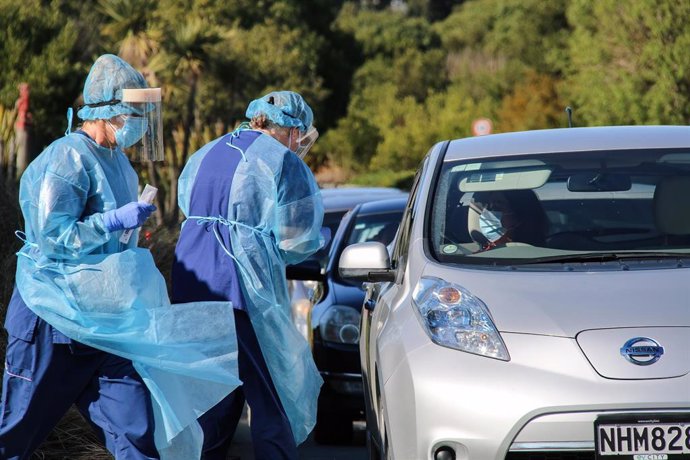 Trabajadores sanitarios en Auckland.