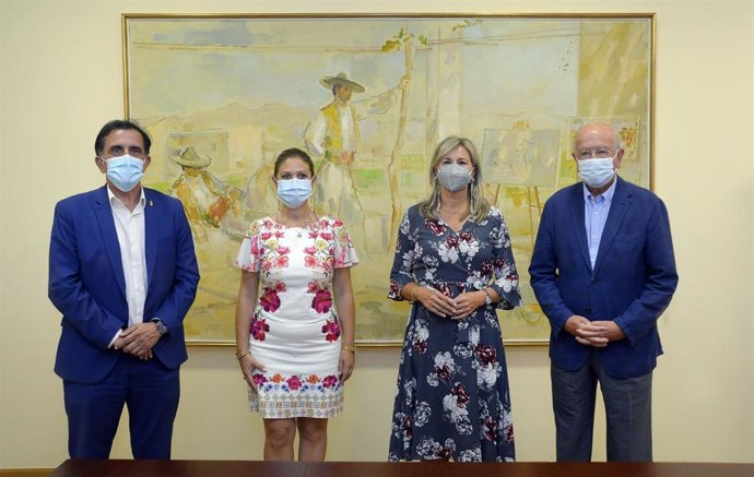 Foto (de izda. A dcha): el alcalde de Murcia, José Antonio Serrano; la concejala de Mayores, Vivienda y Servicios Sociales, Paqui Pérez; la directora territorial de CaixaBank en Murcia, Olga García, y el presidente de Fundación Cajamurcia, Carlos Egea.