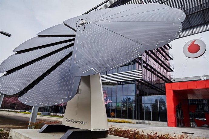 Vodafone evitó la emisión de 110.195 toneladas de CO2 en España en su último año fiscal, gracias entre otros a esta instalación, conocida como 'smart flower, que sigue al sol como un girasol para generar energía fotovoltaica.
