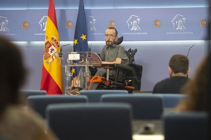 Archivo - El portavoz de Unidas Podemos en el Congreso, Pablo Echenique, interviene en una rueda de prensa en el Congreso de los Diputados, a 1 de julio de 2021, en Madrid (España).